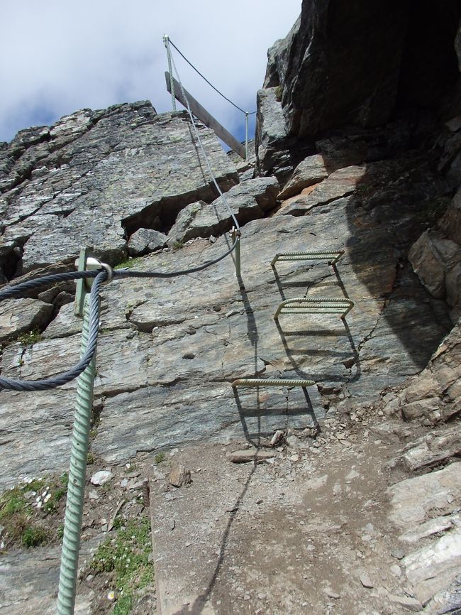 鉄の鎖や足場が設置されています。