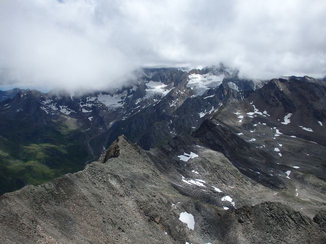 ヴルムコーゲル山頂目指して<br /><br />オーバーグルグルのホーエ・ムートから見えていた二つの氷河も見えています。