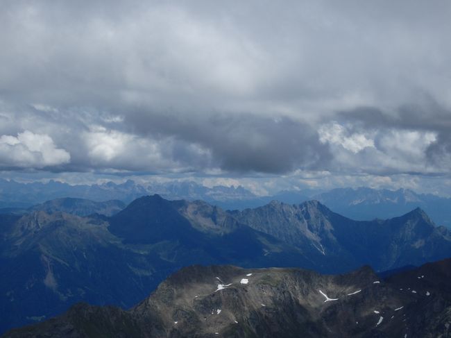 ヴルムコーゲル山頂の十字架からの眺め<br /><br />雲が多いのがちょっと残念ではありますが、一応遠くの山並みまで見渡せるのはありがたい(^^♪