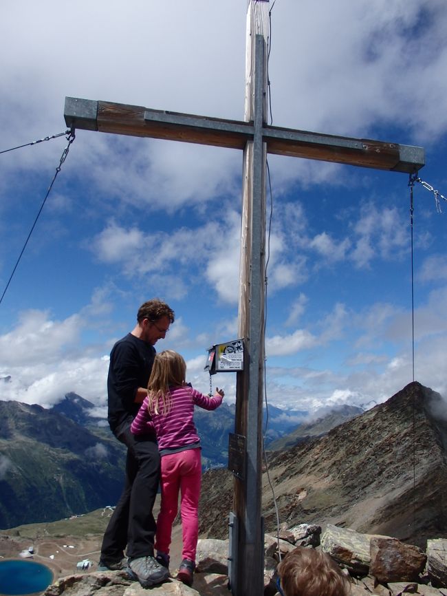 十字架の下に取り付けられた箱を開けることができるようです。