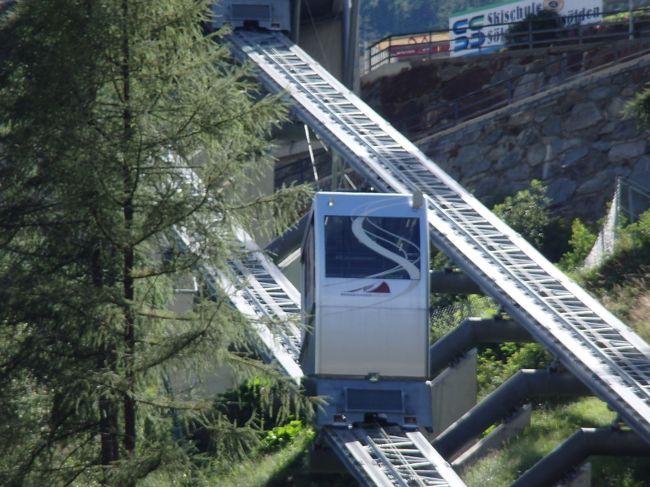 目の前には、ミニケーブルカーが上り下りしていました。