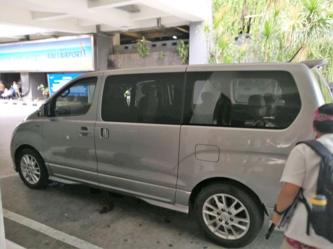 空港からホテルへはインターコンチネンタルの送迎サービスを利用しました。<br />インターコンチネンタルのクラブルーム宿泊の場合、無料で空港への送迎サービスがついています。事前にホテルより送迎サービスを利用かどうかの確認メールが届きます。そのメールに到着日時、飛行機の便名、利用人数を返信すればOKです。