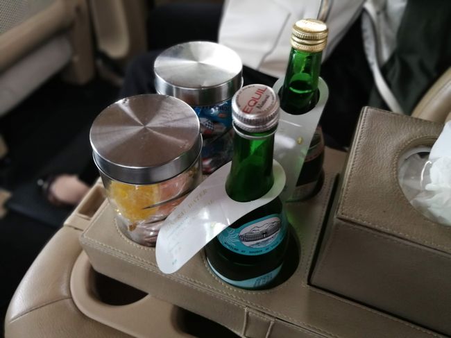 以前はベンツのセダンタイプもありましたが現在はほとんどこのバンタイプが主流みたいです。室内は広く快適でWi-Fiも利用できます。<br />車内ではミネラルウォーターのサービスもあります。<br />