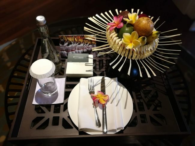 インターコンチネンタルバリリゾート<br />ウエルカムフルーツとチョコレートが置いてありました。<br />