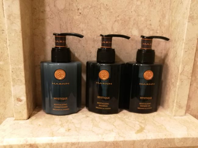 インターコンチネンタルバリリゾート<br />バスルーム<br />シャンプー類はタイのハーン製です。<br />