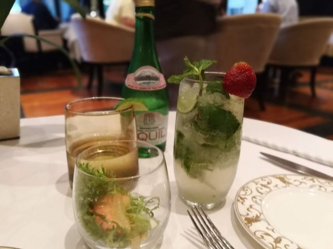 インターコンチネンタルバリリゾート<br />クラブラウンジ　イブニングカクテル<br />この日は旅の疲れもありこのイブニングカクテルでの軽食やドリンクで夕食を済ませました。