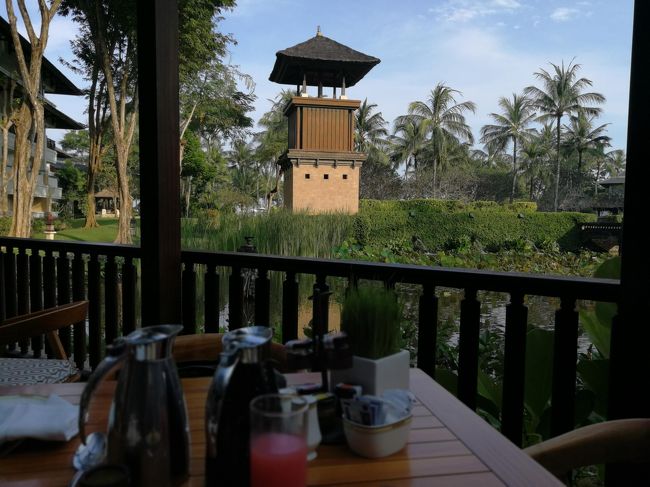 インターコンチネンタルバリリゾート<br />朝食はTaman Gitaレストランのバルコニー席で頂きました。<br />このバルコニー席は新設されたもので3年前にはありませんでした。<br /><br />