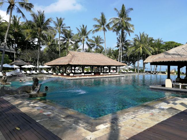 インターコンチネンタルバリリゾート<br />この時期はまだゲストも少なくプールの場所取りも余裕でした。<br />