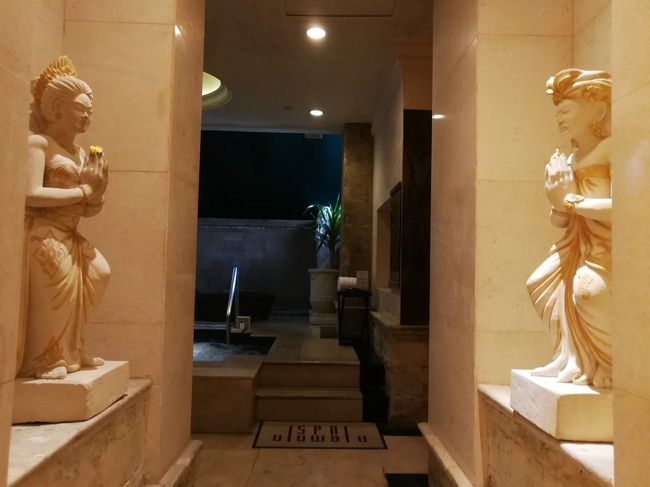 インターコンチネンタルバリリゾート<br />クラブ特典でスパのジャグジーが無料で使えるとのことで、プールのあと利用させてもらいました。<br /><br />