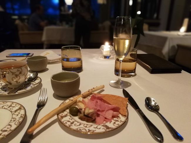 インターコンチネンタルバリリゾート<br />夕方になりクラブラウンジでのイブニングカクテル（17:30から）へ。<br /><br />