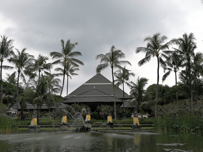 インターコンチネンタルバリリゾート<br />天候はいまいちでした。<br />4月は雨季の終わりのため1日に1～２度ほどにわか雨（シャワー）がありました。