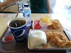 ホテルからタクシーでディスカバリーモールに来ました。
遅い昼食をKFCで。現在バリ島のKFCではエコのためストローが置いてありません。よってこのまコップから飲みます。
またホテルのストローも紙製になっていました。
