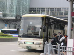 午前8時半。金沢駅前から北陸鉄道の定期観光バス「かなざわめぐり半日コース」に乗ります。