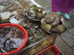 ホテルで一休みしてから、食事のために14時前にチャガルチ市場へ。
生きた魚やカニや貝などを売っています。（写真）