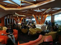 デンパサール国際空港　PREMIER LOUNGE
相変わらず混んでいました。
