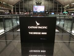 香港国際空港　ラウンジ入り口
キャセイパシフィックラウンジ THE BRIDGE
成田行きの搭乗ゲートが未定だったので一番近くのこちらに来ました。

