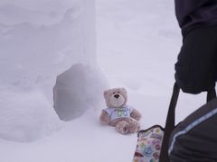 バスで湯西川温泉に到着。湯西川温泉に着いた頃は雪はほぼやんでいました。撮影ツアーということもあり、参加者は思い思いの写真を撮っていました。（同行した友人の撮影風景）