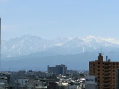 おはようございます。
快晴の朝、ホテル「グランテラス富山」からの景色です☆

どひゃー町中からこんな景色が日常だなんて、
富山すごすぎる･･･！