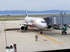 関西国際空港第一ターミナルです。
ジェットスターで那覇に向かいます。
関空8：55発。

ジェットスターのアプリをスマホに入れて、初めてウェブチェックインにチャレンジしました。
心配だったのは、並び席を予約してなくてもとれるかどうかです。時間が遅くなるほど並び席の可能性が低くなると思って、きっかり48時間前にウェブチェックインしました。見事並び席ででした！おまけに、帰りのチケットも自動的にウェブチェックインされてました。こちらも並び席です。ラッキー!!!

カウンターに寄ることなく、直接、保安検査所に向かえるので楽。アプリを開いて同僚と私の2人分の搭乗券を、保安検査所と搭乗口、飛行機入口の３カ所で見せます。
これ、スマホが壊れたら悲惨なことになるよね…。同僚の分の搭乗券も私のスマホに入っているので、旅行中故障しないかドキドキしてました。

ちなみに、KIXカードのフライトポイントですが、スマホの搭乗券でもちゃんとスキャンされ、もらうことができました。