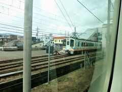 14:35　六日町駅に着きました。（水上駅から55分）

土樽駅～上越国際スキー場前駅間に比べ雪が少ないですね。まもなくホームへ入線するのは北越急行の車両［HK100形］です。