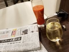 トマトジュースと
ハイボールを頂きました(*^_^*)

個人的には伊丹のラウンジが好みです
なぜなら関空はラウンジ内に喫煙所が無いから(^_^;)