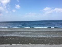 日本海ドーン。今日の波は穏やかです。