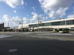 富山駅に到着。乗り換え案内では泊行きの待ち時間が1時間程あるとなっていましたが、実際は付いたホームの向かいに泊行き電車が止まっており前の電車に乗れるようでした。しかし私は乗り換え時間が1時間ある予定だったので他の計画を入れていたのです。