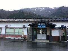 猪谷駅に到着。乗り換え時間は20分ほどありましたがコンビニもなく早い時間のため駅前の商店も開いておらず。トイレだけ済ませて富山行きの電車に乗車。