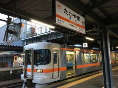 高山駅5時31分の始発でまずは猪谷駅を目指します。ほかに電車に乗ってるのは学生さんかレイルパスの外人さんばっかり。