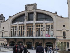 ルーアンの駅

VERNONの駅近くで街を観光したり昼食を食べてもよいかと時間をとって
13:08発のルーアン行きチケットを日本で購入。

VERNON駅付近はカフェ１軒あるだけで駅の周りを歩いた限りでは、入りたい店や見学するようなところは見当たらなかった。

その上電車は１０分くらい遅れている。

窓口でチケットを見せ、早いのに変更できるか聞いてみたら不可。

しょうがないので駅の売店でサンドイッチと飲み物を買って、ベンチに座って食べた。

ルーアンには14時ごろ到着。
