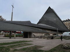 ジャンヌダルク教会。
処刑場に建てられた教会。
隣は市場。