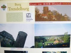 ＜Burghotel Trendelburg古城ホテル　トレンデンブルグ城＞
この旅5番目の城　14：25～14：45
D-34388 Trendelburg　、 Steinweg.1

4星・全22室。この城は1303年コンラッド3世伯爵が建てたのが始まりと云われている。大火災や戦乱に巻き込まれ、城は2度も炎上したものの、その都度修復され、その後も幾多の変遷をへて、1948年この城主の末裔によって、6室のみのホテルが開業された。
今は中世の雰囲気をもつ古城ホテルとして、メルヘン街道の目玉になっていて、世界中からやって来る観光客の人気も高い。

写真はHotel Burg Trendelburg古城ホテル　トレンデンブルグ城（2005年）：ラインハルトの森にある古城ホテル