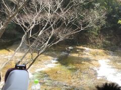 宇連川に沿って北上している飯田線の車窓から、
板を敷いたように見えると所があり、別名板敷川と言う美しい
板を敷いたような川、渓谷を見て進みました。
