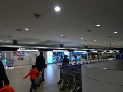 金曜午後の仕事を切り上げて成田空港。
成田第2のグローバルwifiの受付がフロアの端っこに追いやられていました。
両替は昨年のハワイ旅行で余った100ドルがあったので不足したら現地で行なうことにしましたが結局現金はほとんど使いませんでした。