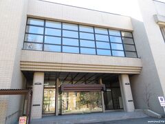 北海道大学　学術交流会館

世界に開かれた北海道大学を目指して国内外の学術交流の場として1985年に落成。
学会、講演会、国際会議に使用されている。
この日のシンポジウムは、ここで開催させてもらいます。
（今回のシンポジウムは、共同開催の開催者側なので、ぼーっとしてはいられません。）