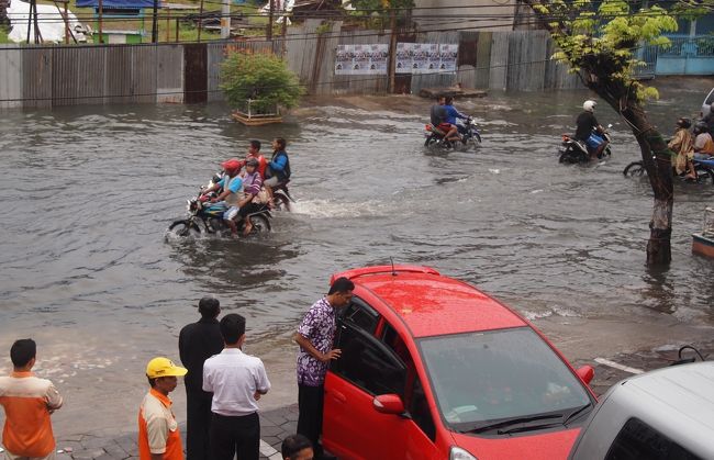 ホテルの前は、前夜に降った雨で冠水状態。バイク、車、人力車が、泳ぐように通り過ぎていく。「グドンソンゴ」に行くタクシーは来るのか、少し心配しながら待っていた。