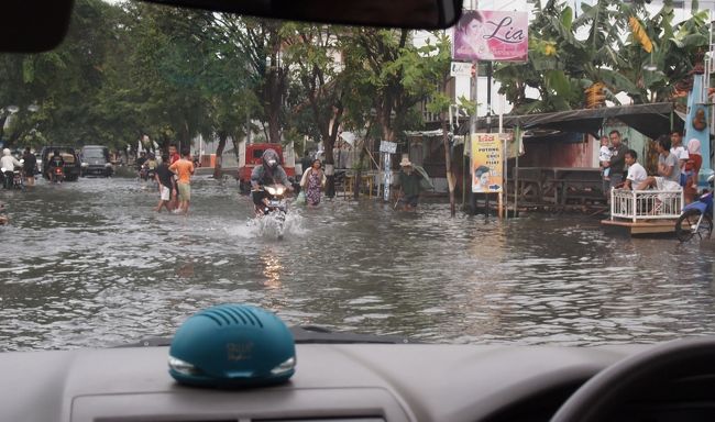 タクシーは、予定通り来てくれた。冠水だというのに、子供たちが水遊びをしている。雨期の年中行事かもしれない。助手席からみる道路は、ボートを漕いで行くような錯覚を覚える。