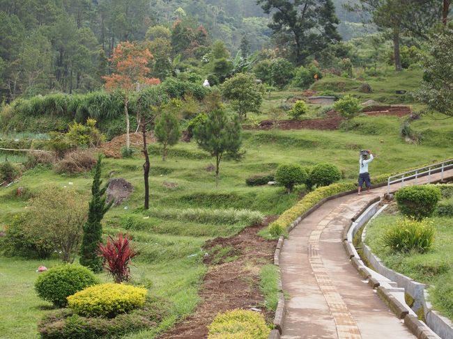 昔の写真には、山の斜面にぽつぽつと建っている遺跡を見るのに、畑や獣道を歩いて行く情景が写っていたが、整備した方が観光資源になると考えたのか、あちこちで道を造っていた。登りが長いので、馬も使えるとあったが、乗っている人はいなかった。
