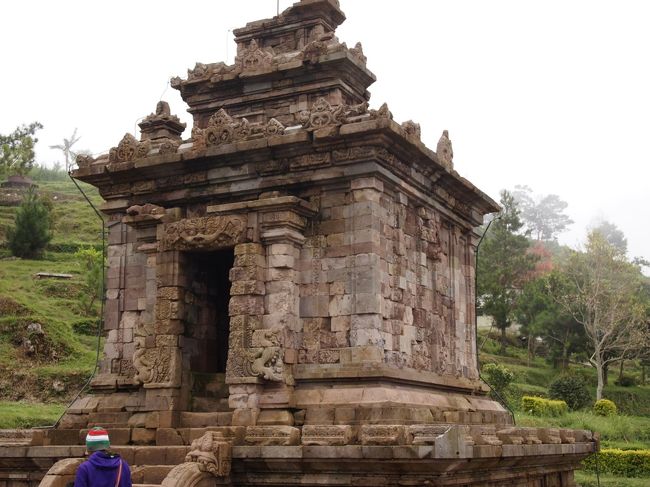 歩き始めて最初の遺跡、入り口で貰った案内には名前が付いていたが、看板にはローマ数字で１と出ていた。遺跡の高さは10mほどか、中は小さな石像が置けるほどの空間があるだけだが、実際には何も無かった。
