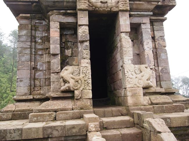 入り口の彫刻は、残されていましたが、左右に在るはずの石像が無くなっていました。