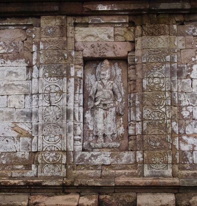 高い遺跡の側面には、石の窓にレリーフがありました。神官でしょうか、周りは花模様で覆われています。