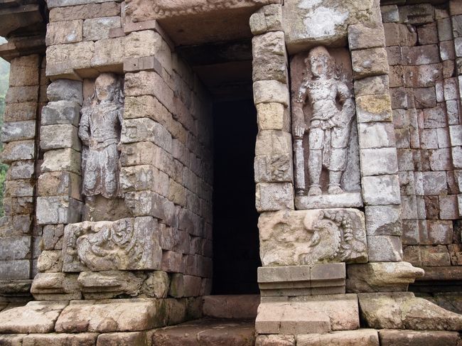 入り口に彫りこまれた石像は、日本でいう仁王像でしょうか。同じヒンズー教のアンコール遺跡群などは、巫女像が沢山彫られていました。