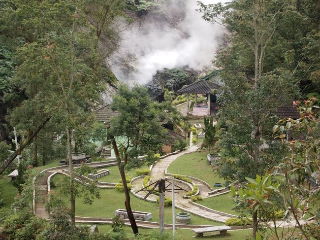途中で出会ったこの煙は、霧ではありません。火山帯の上にある洞窟から、硫黄を含んだ水蒸気が噴き出しているのです。カメラをしまって、この脇を通ります。