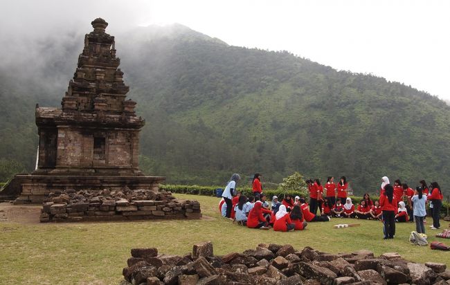 5番目の遺跡は、頂上の少し広い面に有りました。高校生が、課外授業で来ていて、キャーキャー言いながら、走ったり寝転んだりしていました。先生と少しだけ話しが出来、下る時には、生徒が手を振ってくれました。