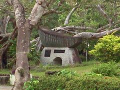 通りの反対側にあるのは松山公園。
これは久米発祥の地と書かれた船型のモニュメントです。
松山公園は、福州園の旅行記で少し紹介していますので、良かったらそちらもご覧ください。