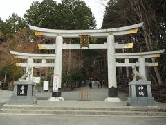 向かったのは三峯神社。駐車場から歩いてまず三つ柱鳥居がお出迎え。