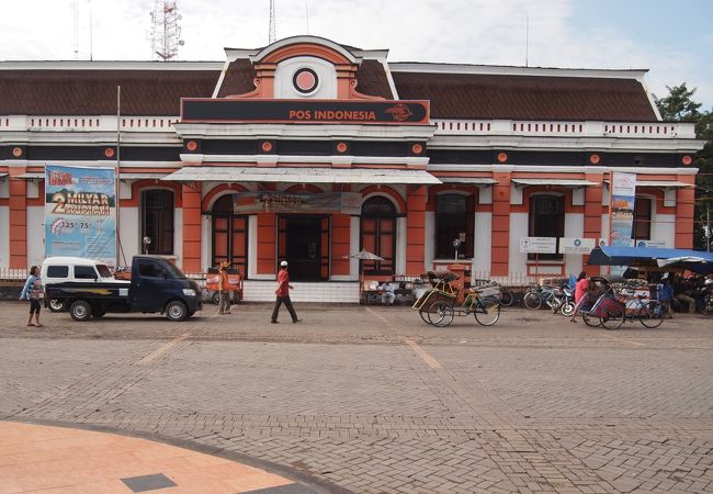 ホテルから5分も歩くと、旧市街地が見えてきます。インドネシアは、大航海時代にイギリスやオランダの植民地になっています。スマランも、当時のコロニアル建築が残されていて、観光客誘致に一役買っています。これは、郵便局です。