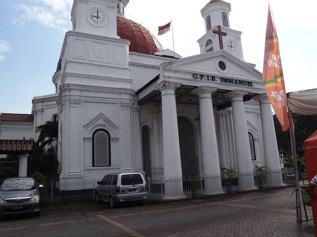 教会です。中に入れますが、人口の大半がイスラム教徒なので、人は居ませんでした。