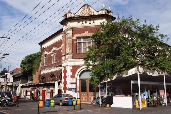 その向こうは、茶色のレンガ造りの2階屋です。中では、骨とう品を売っていたり、旅行の案内をしていたり、色々でした。