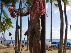 今日もまた気温が上がってきた１０時過ぎにビーチへ！

デューク・カハナモクさんにご挨拶。またハワイに来れます様に！